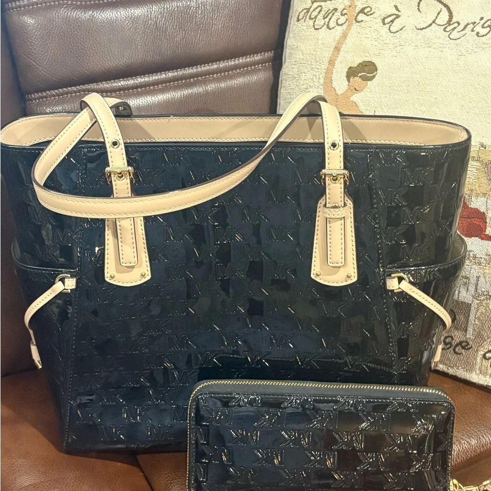 Michael Kors Black Patent Tote with Beige Handles & Matching Wallet - Picture 7 of 8